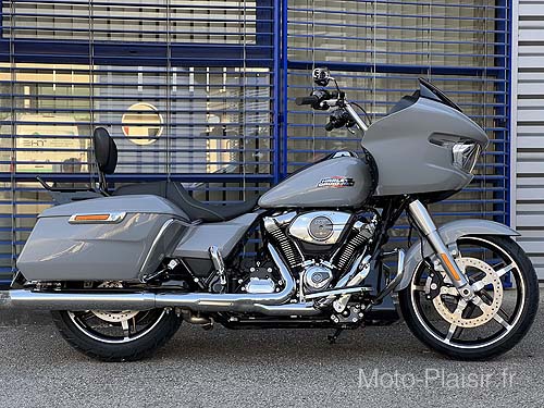 Harley Davidson HD Road Glide 117 motorcycle rental
